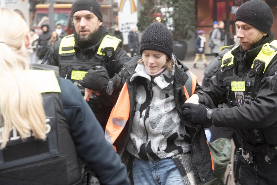 Polizisten führen eine Klima-Aktivistin ab. Insgesamt wurden bereits 2200 Strafanzeigen gestellt. (Archivbild)