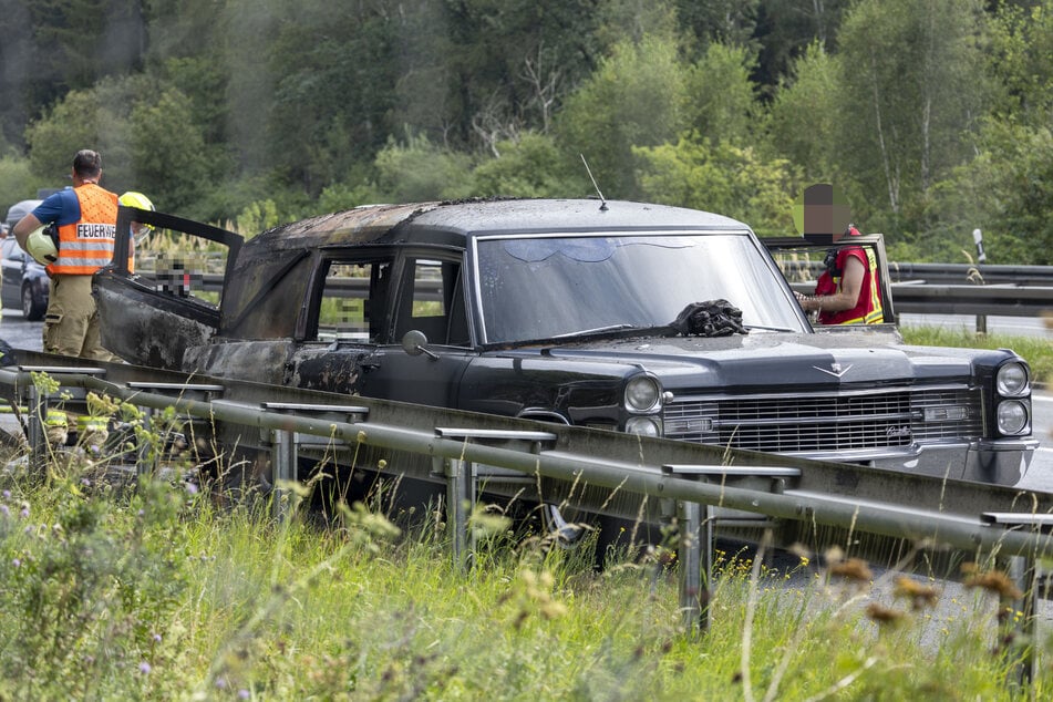 Die Feuerwehr löschte das brennende Auto.