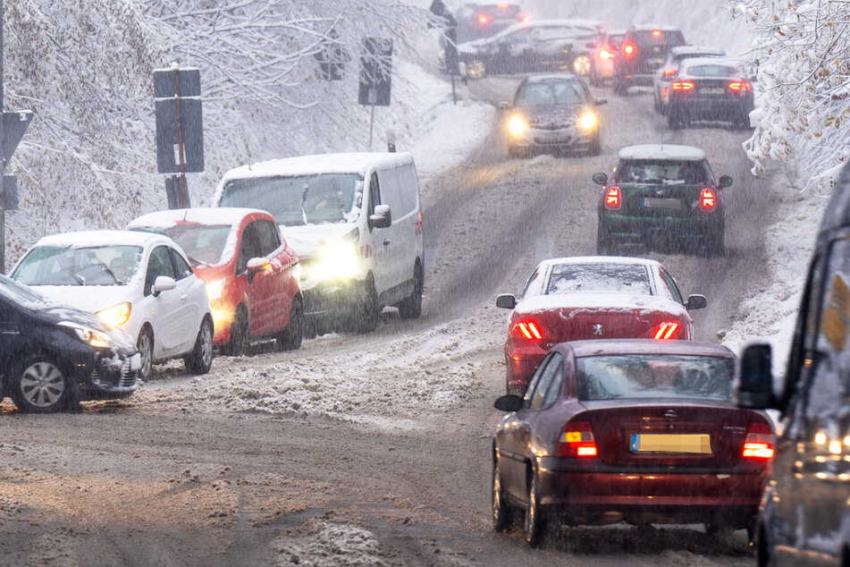 Auf vielen Straßen in Hessen brach am Montag infolge der Schneefälle Chaos aus.