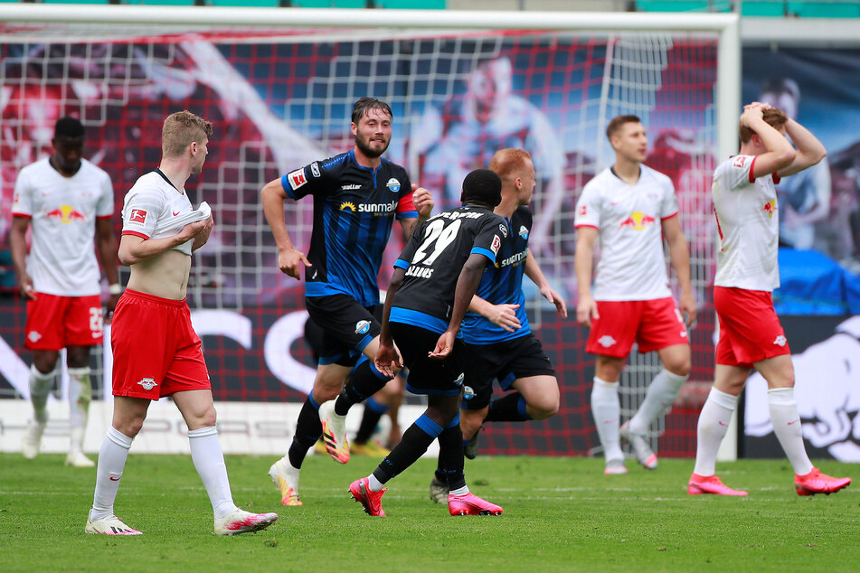 Während sich der SC Paderborn über den Last-Minute-Ausgleich freute, schlugen Leipzigs Kicker die Hände über dem Kopf zusammen.