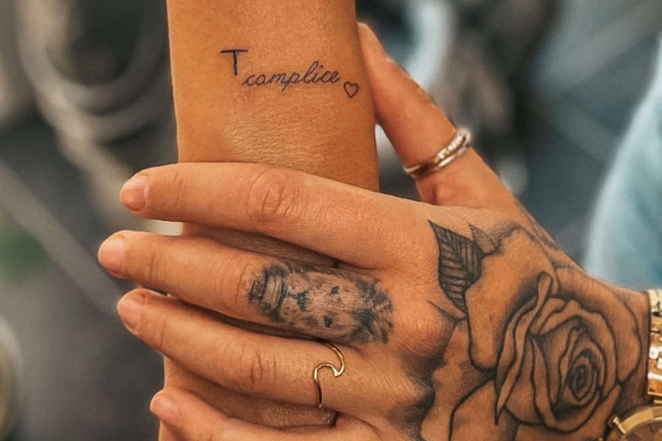 Bei Instagram zeigte "Ex on the Beach"-Teilnehmerin Sandra (29) das Liebes-Tattoo, das ihrem Freund Tommy Pedroni (26) gewidmet ist.