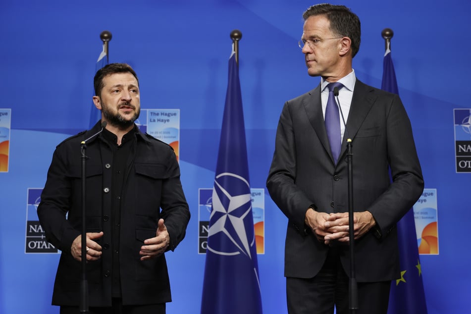 Der ukrainische Präsident Wolodymyr Selenskyj (47, l.) spricht neben NATO-Generalsekretär Mark Rutte (58) vor einem Treffen am Rande des NATO-Gipfels in Den Haag.