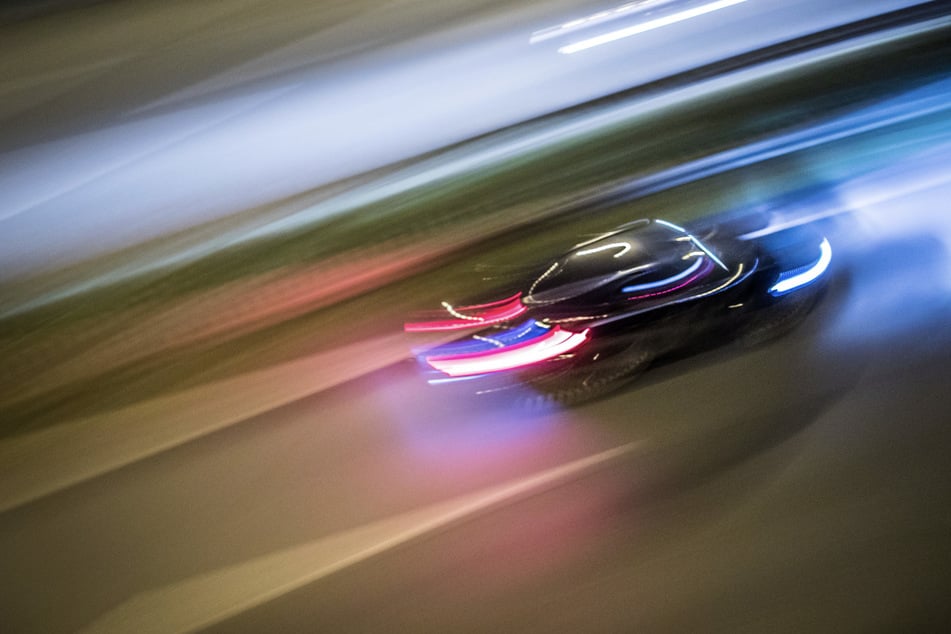 Bei einem illegalen Autorennen kam ein BMW von der Straße ab. (Symbolbild)