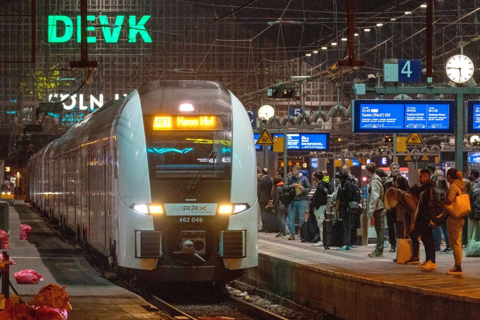 Nachdem er von dem Spannungsbogen getroffen wurde, fiel der Mann (25) schwer verletzt vom Dach des RE1 auf den Bahnsteig am Kölner Hauptbahnhof.