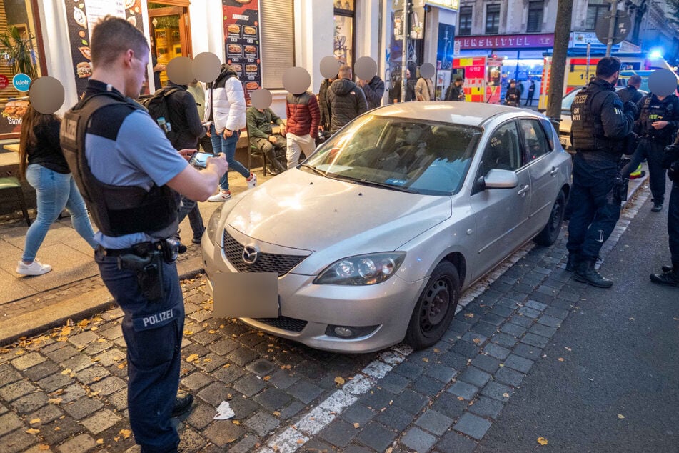 Zwei Männer wurden dabei leicht verletzt. Die Polizei ermittelt und sicherte vor Ort Spuren.