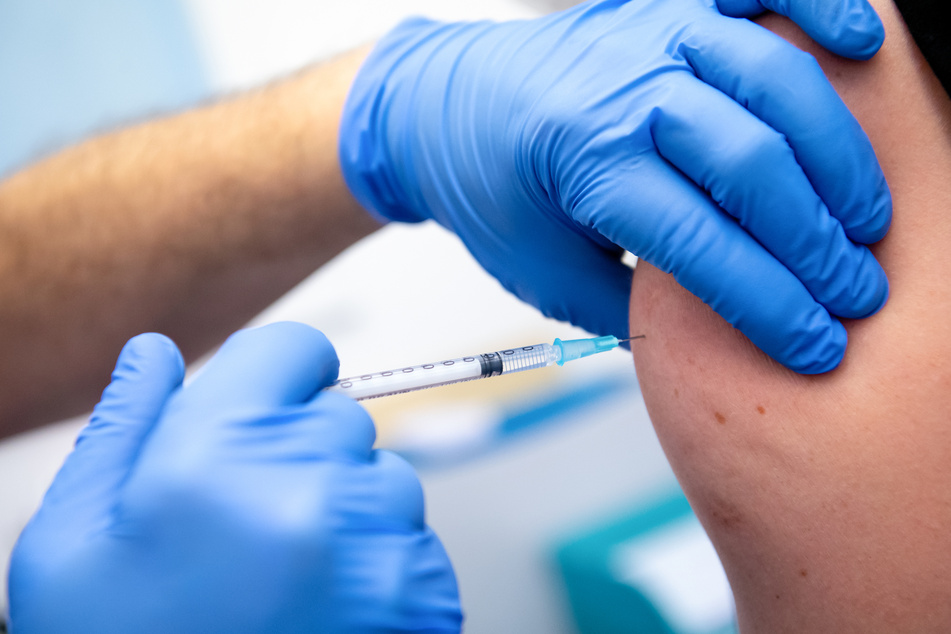 Ein Patient wird gegen das Coronavirus geimpft. Die Asklepios-Kliniken in Hamburg bieten an Silvester 1000 zusätzliche Impftermine an. (Symbolfoto)