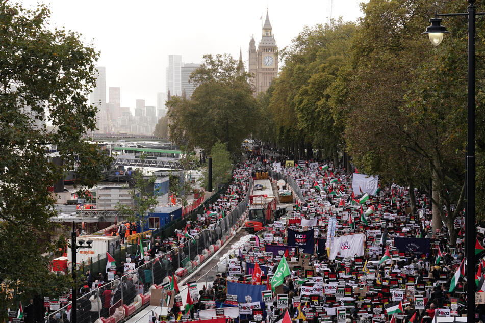 Auch an den vergangenen Wochenenden demonstrierten Zehntausende Menschen auf den Straßen Londons.