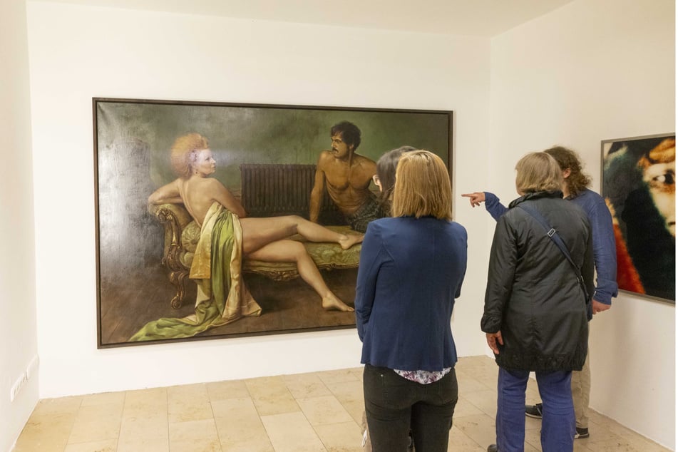 Frisch aus London eingetroffen: das große Gemälde mit Vivienne Westwood auf dem Sofa.