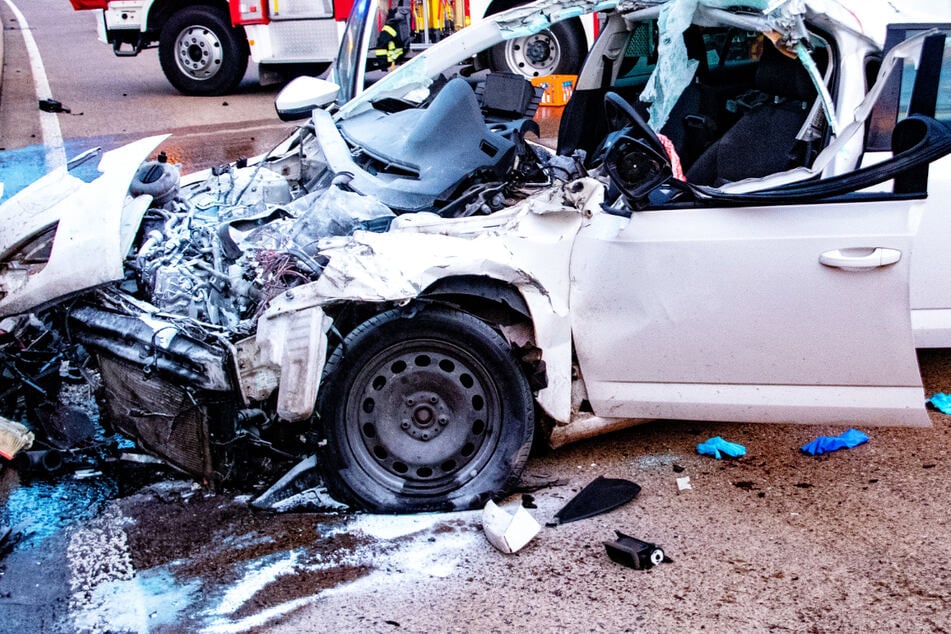 Auf der A5 bei Reiskirchen im Landkreis Gießen kam es am Donnerstagabend zu einem tragischen Unfall: Ein Auto geriet unter das Heck eines Lkw-Anhängers!