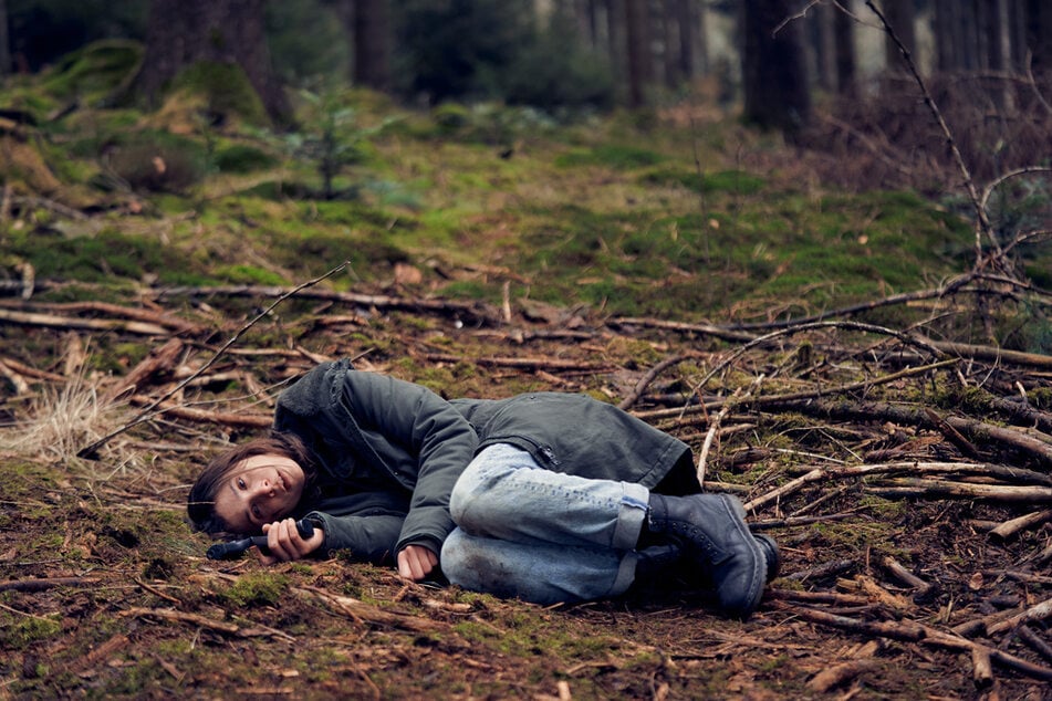 Nachdem sie im Wald aufgewacht war, weiß die Polizistin zunächst nichts mehr.