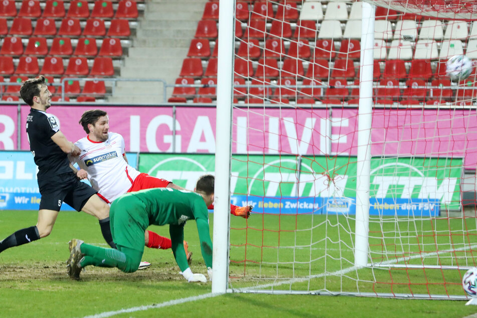 Klasse! FSV-Stürmer Ronny König (37, Mitte) traf zum 2:0.