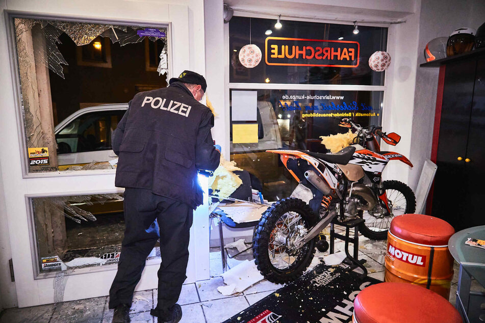 Die Beamten nahmen die Spuren nach der Explosion auf.