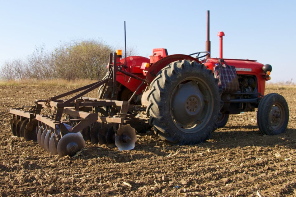 Der Landwirt wollte die Seilwinde vom Traktor abkoppeln (Symbolfoto).