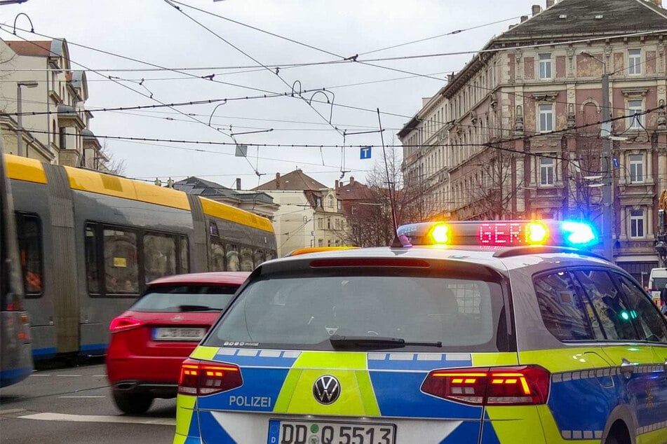 Einer der drei jugendlichen Ladendiebe beleidigte einen Polizisten fremdenfeindlich und zeigte den Hitlergruß. (Archivfoto)