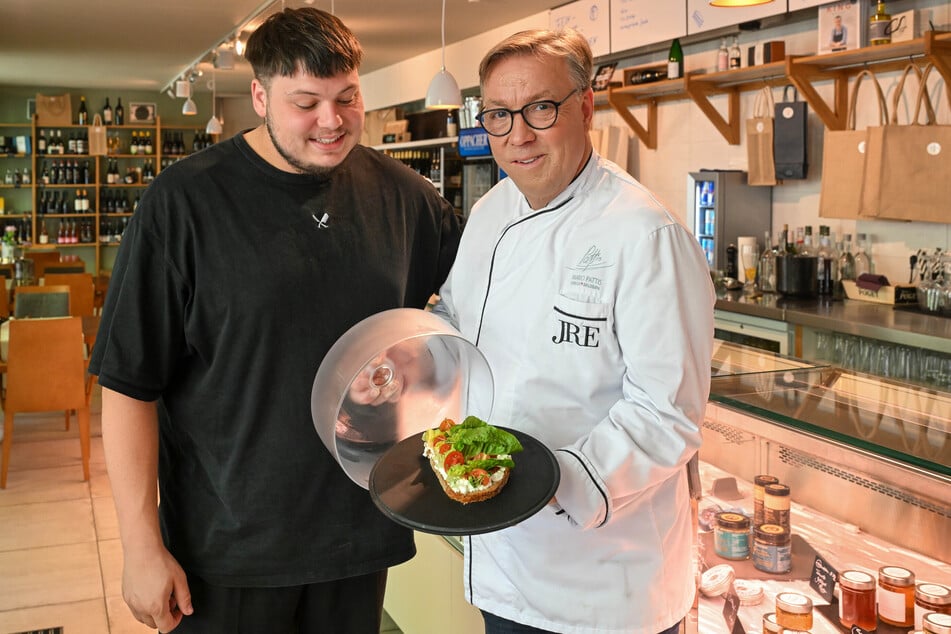 Vater und Sohn: Anthony (27) lässt sich von Papa Mario Pattis (56) gern kulinarisch verwöhnen.