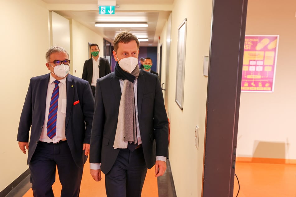 Am 11. Dezember 2020 besuchte Michael Kretschmer (45, r.) unter anderem das Helios Klinikum in Aue, erst da wäre ihm klar geworden, wie dramatisch die Corona-Lage war.