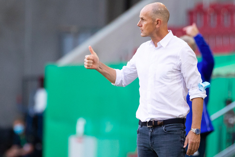 Trainer Heiko Herrlich vom FC Augsburg (48) lacht inzwischen über den Zahnpasta-Zwischenfall.