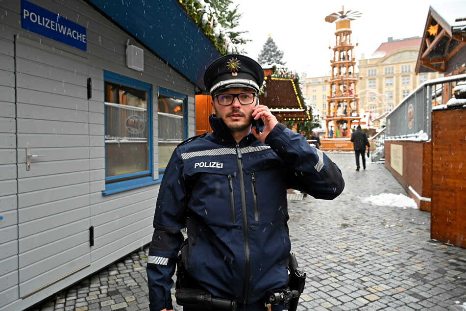 Karsten Jäger (37) vor der neuen Wachhütte der Polizei.