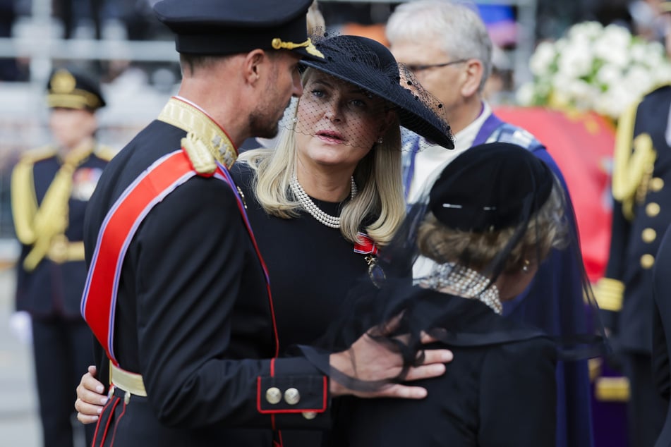 Königin Mette-Marit (53) stützte ihren Mann König Haakon und Schwiegermutter Sonja.