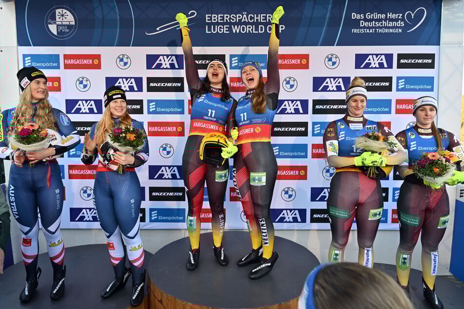 In Oberhof setzten sich Degenhardt/Rosenthal (M.) gegen Dajana Eitberger (35, 2.v.r.) und Magdalena Matschina (20, r.) durch, bei Olympia geht trotzdem das hier drittplatzierte Duo an den Start.