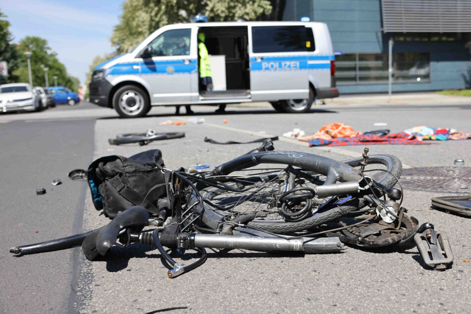 Schlimmer Fahrrad-Unfall in Dresden mit Lkw: Rad komplett zerstört, Mann schwer verletzt