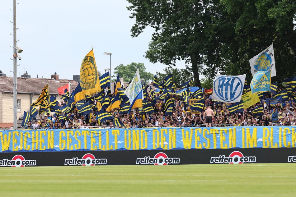 Die mitgereisten Lok-Fans in Havelse.