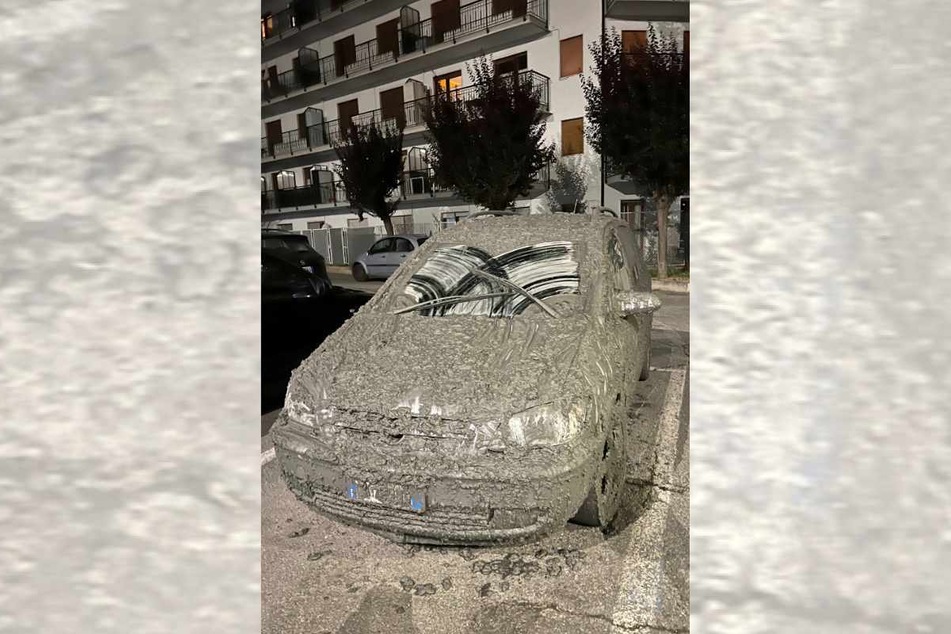 Ein Auto ist nach den schweren Unwettern im italienischen Bardonecchia mit Schlamm bedeckt.