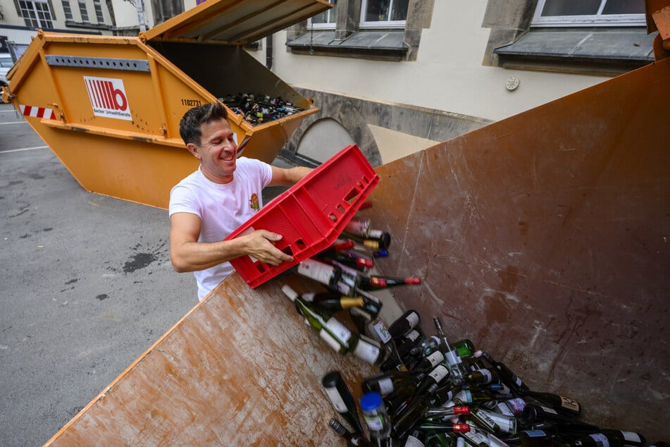 Jeden Morgen müssen die leeren Weinflaschen vom Vorabend entsorgt werden.