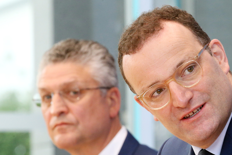 Jens Spahn (41, CDU, r) und Lothar Wieler (60), Präsident des Robert-Koch-Instituts, bei einer PK vergangene Woche.