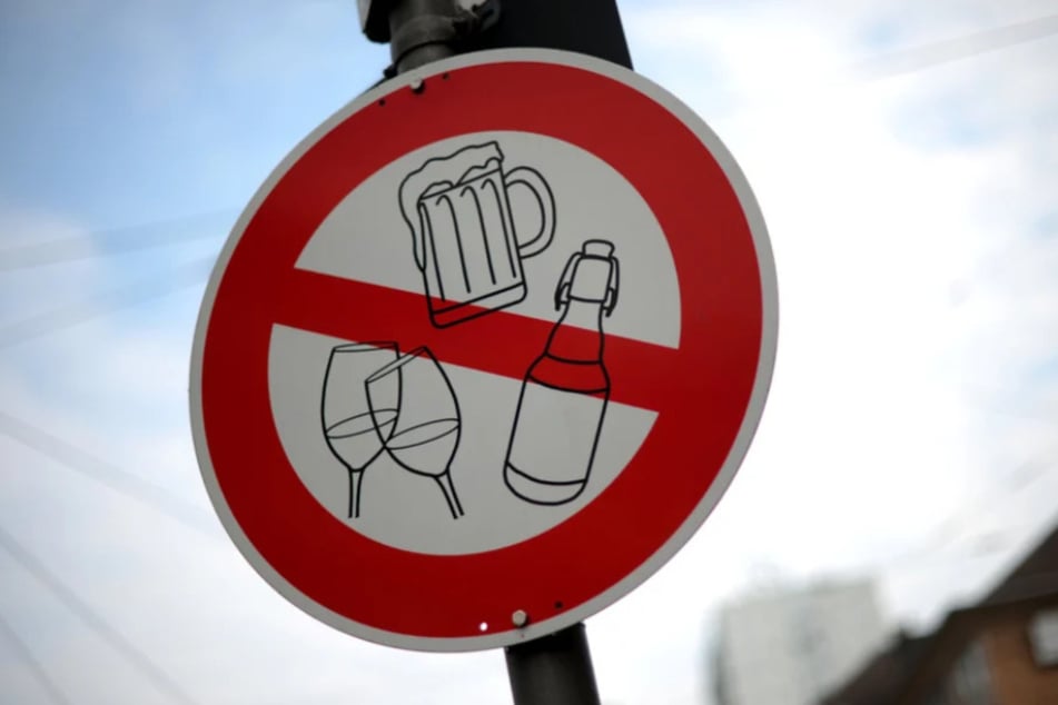 Von April bis Ende Oktober herrscht in ausgewählten städtischen Grüneinlagen in Annaberg-Buchholz Alkoholverbot. (Symbolbild)