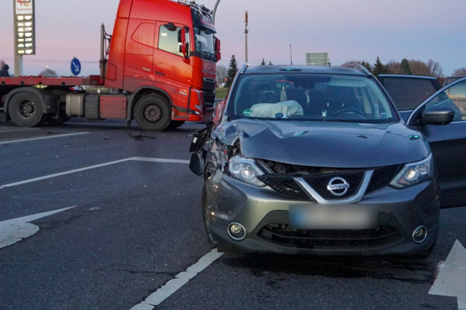 Crash auf Bundesstraße in Mittelsachsen: Nissan knallt mit Lkw zusammen