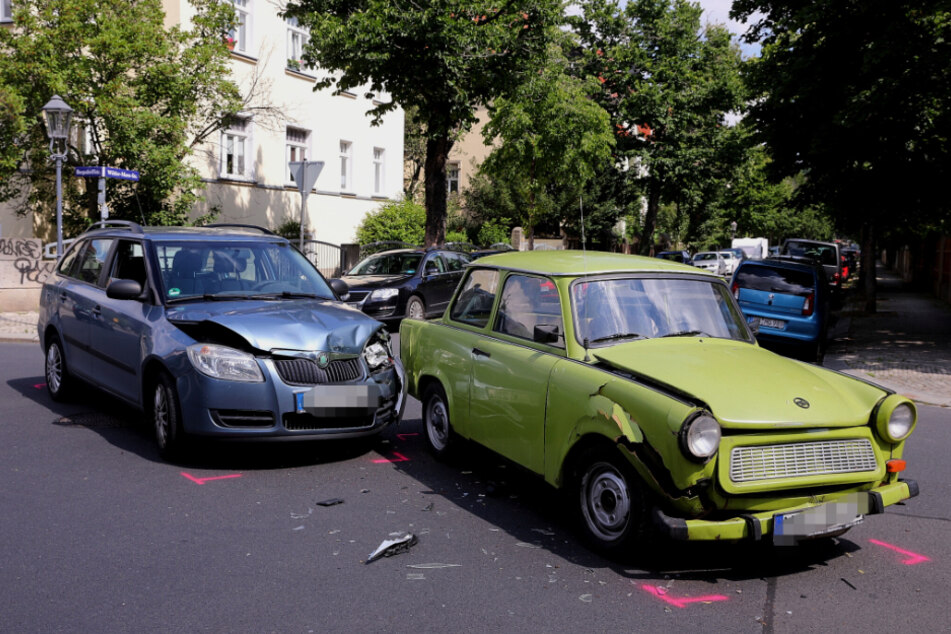 Bei dem Crash wurde eine Beifahrerin leicht verletzt.