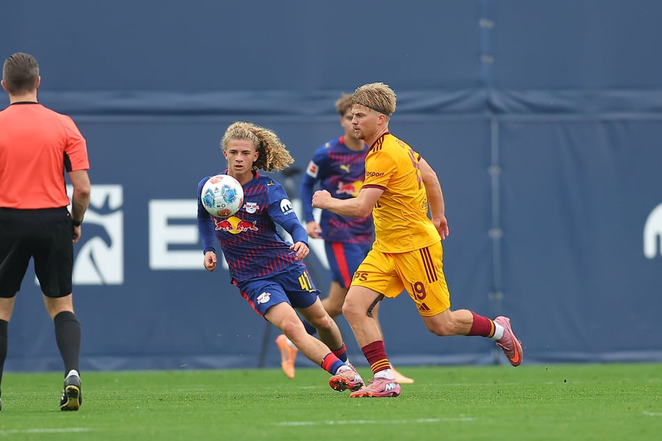 Im Spiel gegen den Halleschen FC zog sich Viggo Gebel (17, l.) am Samstag einen Kreuzbandriss zu.