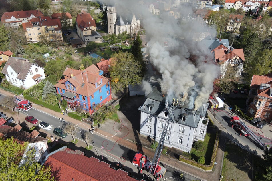 Der Dachstuhl und die obere Etage des Hauses standen in Vollbrand.