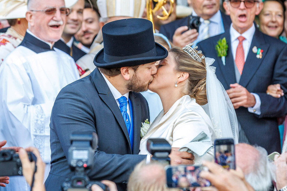 Nach der Vermählung küsste sich das Brautpaar vor den Augen zahlreicher Schaulustiger in der historischen Altstadt Dresdens.