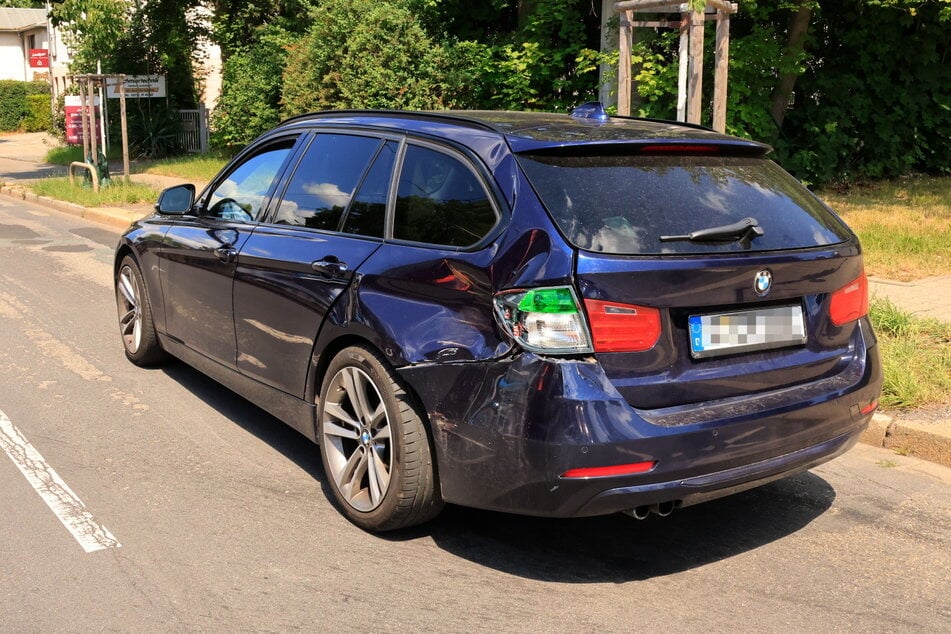 Der BMW wurde oberhalb des rechten Hinterrads stark demoliert.
