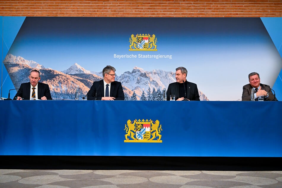Gaben die Ergebnisse der Kabinettssitzung bekannt (v.l.n.r.): Wirtschaftsminister Hubert Aiwanger (55, Freie Wähler), Bundesverkehrsminister Patrick Schnieder (57, CDU), Ministerpräsident Markus Söder (59, CSU) und Verkehrsminister Christian Bernreiter (61, CSU).