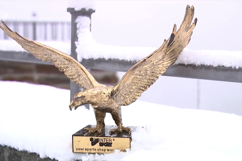 Der goldene Adler von Manfred Deckert im Auerbacher Schnee. 12.750,99 Euro hat die Auktion eingebracht.
