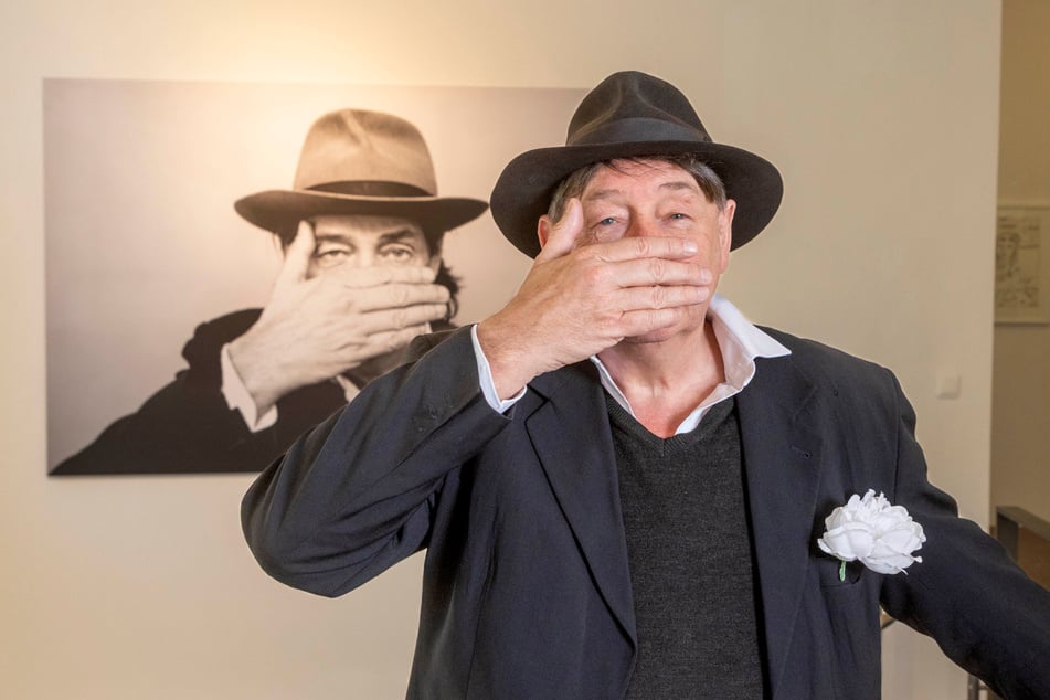 Galerist und Künstler Holger John vor dem Fotoporträt von Thomas Fröhlich. Das Foto entstand vor knapp zehn Jahren.