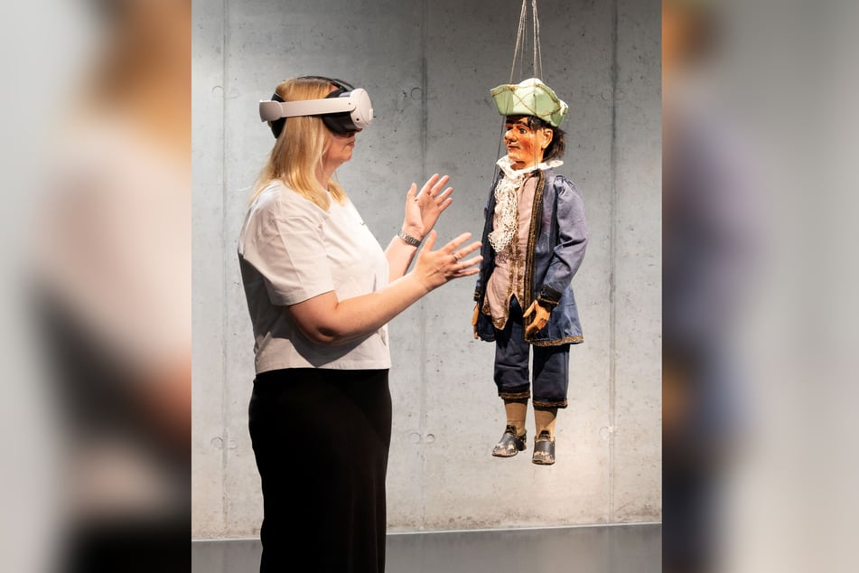 Mit VR-Brille werden Puppen erfahrbar.