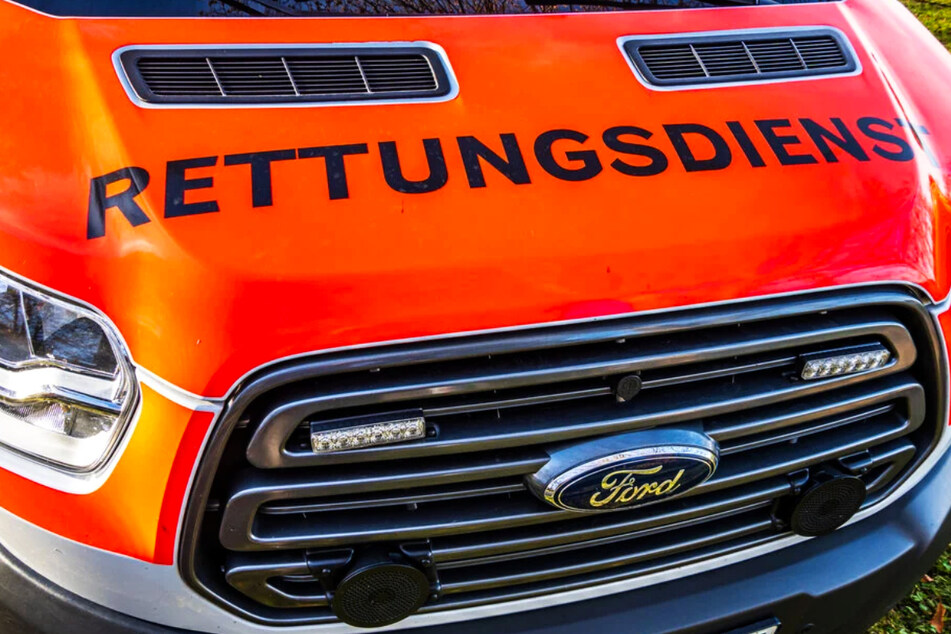 Tödlicher Crash im Erzgebirge: Ersthelfer finden leblosen Mann neben Auto