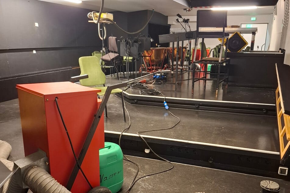 Mit Pumpen und Trocknern kämpft das Theater gegen das Wasser.