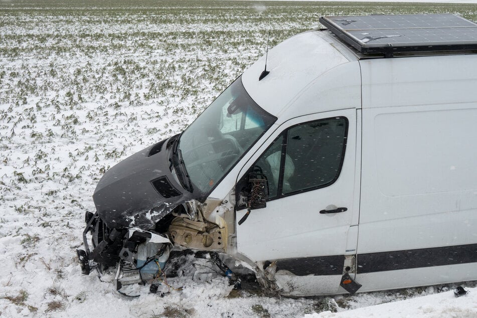 Am Transporter entstand ein Totalschaden. Die Front wurde teilweise völlig zerstört.