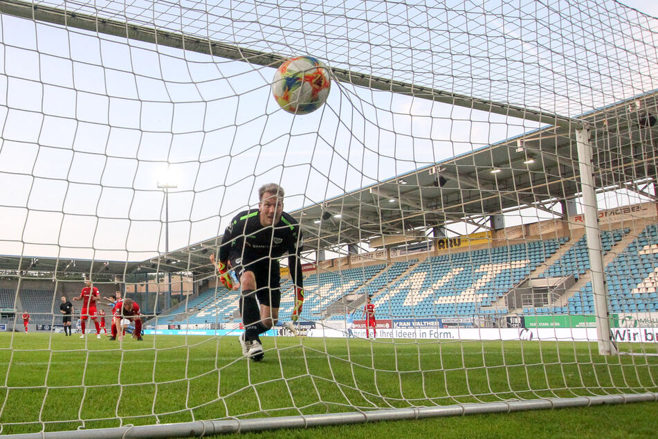Da ist es passiert. Münsters Simon Scherder hat den Ball ins eigene Netz geköpft.