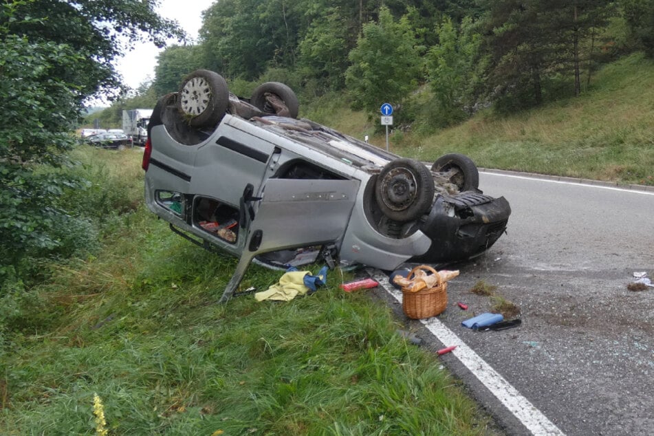 Das Fahrzeug blieb nach dem Überschlag auf dem Dach liegen.