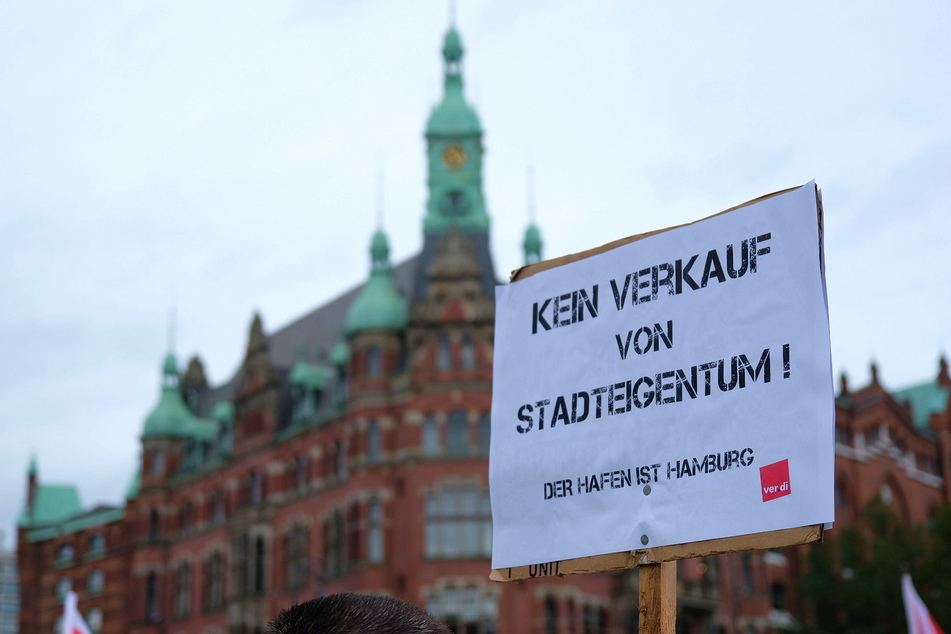 Die Demonstrierenden versammelten sich mit ihren Transparenten und Schildern am St. Annenplatz unweit der HHLA-Zentrale.