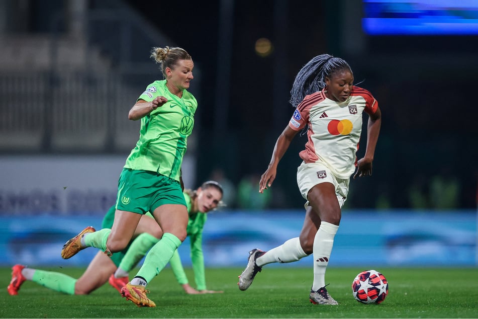 La estrella del Lyon Kadidiatou Diani (29, dcha.) no puede parar: Alexandra Popp (33, izq.), delantera del Wolfsburgo.