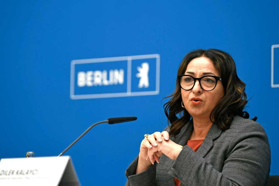 Laut Dilek Kalayci (SPD), geschäftsführende Gesundheitssenatorin von Berlin, ist die Omikron-Variante des Coronavirus ist in Berlin inzwischen bei drei Menschen nachgewiesen worden, hinzu kommt ein Verdachtsfall.