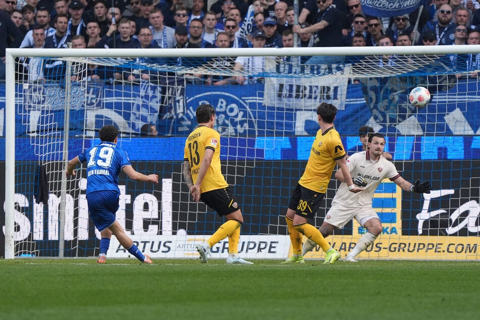 Der Ball schlägt im Dynamo-Tor ein.