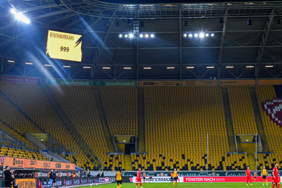 Gegen Zwickau verloren sich gerade mal 999 Zuschauer im Harbig-Stadion. Dem Verein gehen bei dieser "Auslastung" jedes Mal fast 300.000 Euro verloren.
